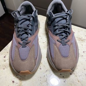 Yeezy 700 Mauve size 11